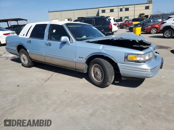 1997 Lincoln Town Car Signature z VIN 1LNLM82W2VY637722, wystawiony jako Copart lot #46865555 z przebiegiem Nie podano mil oraz Szkody całkowita. Historia ofert i sprzedaży dostępna na DreamBid. Obrazek 4.