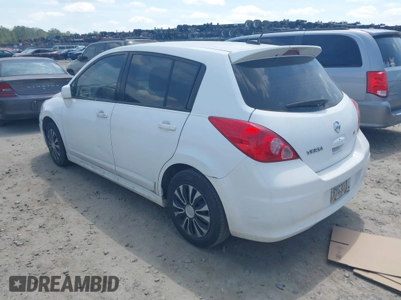 2007 Nissan Versa SL z VIN 3N1BC13E17L422145, wystawiony jako IAAI lot #42048022 z przebiegiem 225 047 mil mil oraz . Historia ofert i sprzedaży dostępna na DreamBid. Obrazek 3.