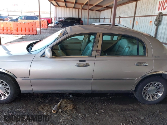 2000 Lincoln Town Car Signature z VIN 1LNHM82W1YY869805, wystawiony jako IAAI lot #42051938 z przebiegiem 125 940 mil mil oraz . Historia ofert i sprzedaży dostępna na DreamBid. Obrazek 15.