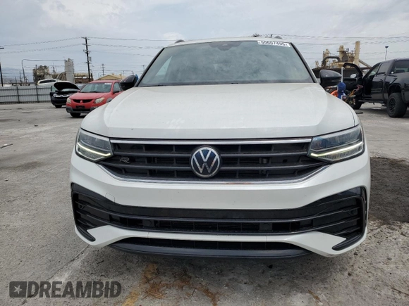 2022 Volkswagen Tiguan SE R-Line Black with VIN 3VVCB7AXXNM109437, listed as a Copart auction lot 59607495 with 30,985 mi miles and Salvage title. Bid and sale history available at DreamBid. Image 5.