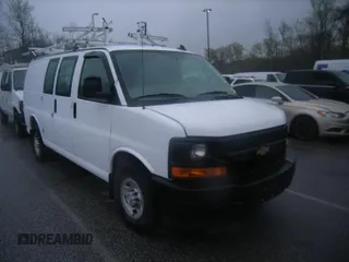 2017 Chevrolet Express Cargo z VIN 1GCWGAFG8H1321810, wystawiony jako IAAI lot #42302093 z przebiegiem 96 383 mil mil oraz . Historia ofert i sprzedaży dostępna na DreamBid. Obrazek 1.
