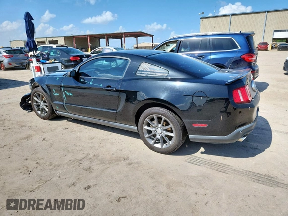 2012 Ford Mustang Premium z VIN 1ZVBP8AM3C5214411, wystawiony jako Copart lot #64656115 z przebiegiem 129 732 mil mil oraz Szkoda całkowita • Salvage title. Historia ofert i sprzedaży dostępna na DreamBid. Obrazek 2.
