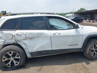 2017 Jeep Cherokee Trailhawk with VIN 1C4PJMBSXHW657446, listed as a IAAI auction lot 42406437 with 158,351 mi miles and . Bid and sale history available at DreamBid. Image 14.