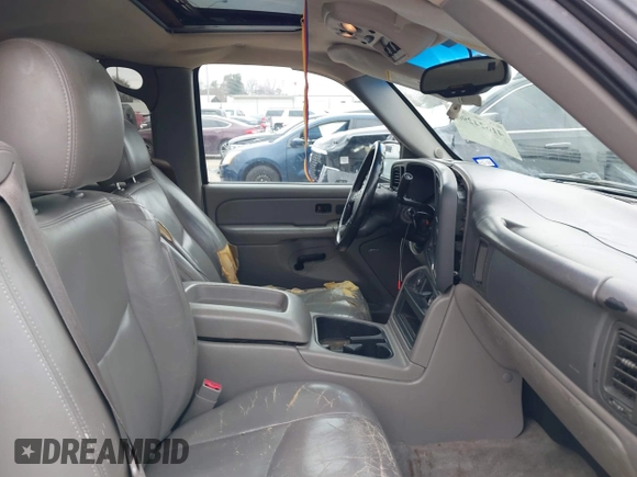 2004 Chevrolet Suburban LS with VIN 3GNEC16Z94G210873, listed as a IAAI auction lot 41624290 with 347,735 mi miles. Bid and sale history available at carsss.com. Image 5.