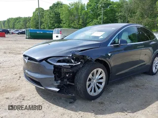 2017 Tesla Model X 90D z VIN 5YJXCBE20HF070235, wystawiony jako IAAI lot #42099344 z przebiegiem 57 686 mil mil oraz . Historia ofert i sprzedaży dostępna na DreamBid. Obrazek 6.