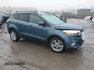 2018 Ford Escape SE z VIN 1FMCU9GD9JUA19411, wystawiony jako IAAI lot #41480022 z przebiegiem 83 977 mil mil oraz . Historia ofert i sprzedaży dostępna na DreamBid. Obrazek 1.