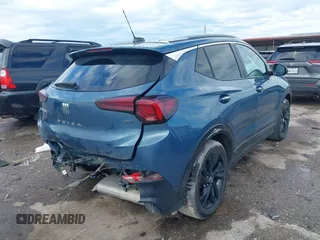 2024 Buick Encore GX Sport Touring z VIN KL4AMDSL3RB007284, wystawiony jako IAAI lot #42228588 z przebiegiem 32 618 mil mil oraz . Historia ofert i sprzedaży dostępna na DreamBid. Obrazek 4.
