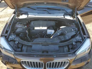 2015 BMW X1 xDrive28i z VIN WBAVL1C5XFVY35610, wystawiony jako Copart lot #54063125 z przebiegiem 115 279 mil mil oraz Szkoda całkowita • Salvage title. Historia ofert i sprzedaży dostępna na DreamBid. Obrazek 11.