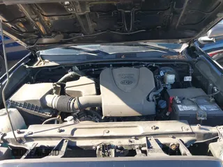2020 Toyota Tacoma SR z VIN 3TYRZ5CN7LT000455, wystawiony jako IAAI lot #42313072 z przebiegiem 43 815 mil mil oraz . Historia ofert i sprzedaży dostępna na DreamBid. Obrazek 10.