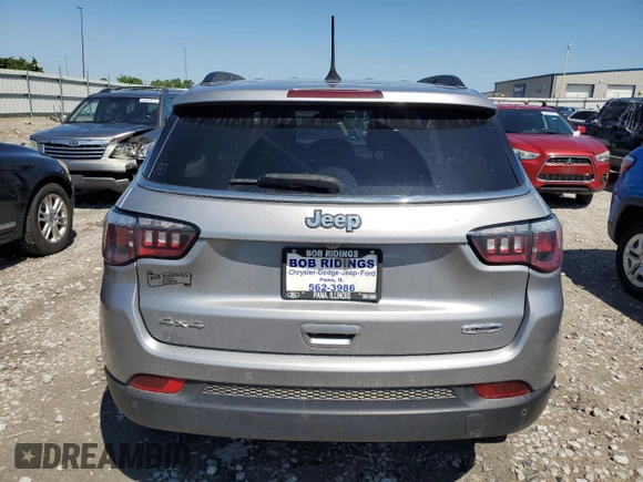 2018 Jeep Compass Latitude z VIN 3C4NJDBB6JT392821, wystawiony jako Copart lot #57628865 z przebiegiem 217 327 mil mil oraz Szkoda całkowita • Salvage title. Historia ofert i sprzedaży dostępna na DreamBid. Obrazek 6.