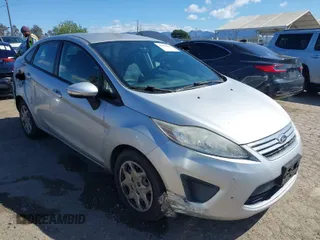 2013 Ford Fiesta SE z VIN 3FADP4BJ0DM177571, wystawiony jako IAAI lot #41949364 z przebiegiem 194 492 mil mil oraz . Historia ofert i sprzedaży dostępna na DreamBid. Obrazek 1.
