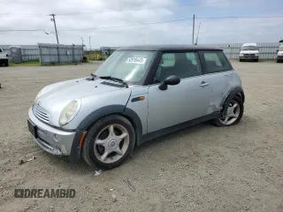 2005 MINI Hardtop z VIN WMWRC335X5TJ70165, wystawiony jako Copart lot #53918445 z przebiegiem 145 572 mil mil oraz Szkoda całkowita • Salvage title. Historia ofert i sprzedaży dostępna na DreamBid. Obrazek 1.
