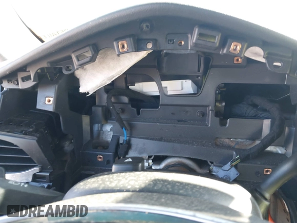 2015 Cadillac Escalade Premium z VIN 1GYS3NKJ5FR655370, wystawiony jako IAAI lot #41764570 z przebiegiem Nie podano mil oraz . Historia ofert i sprzedaży dostępna na DreamBid. Obrazek 7.