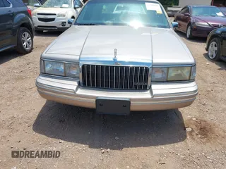 1994 Lincoln Town Car Signature z VIN 1LNLM82W2RY628475, wystawiony jako IAAI lot #42320445 z przebiegiem 107 346 mil mil oraz . Historia ofert i sprzedaży dostępna na DreamBid. Obrazek 6.