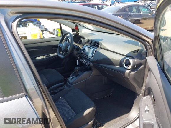 2024 Nissan Versa S z VIN 3N1CN8DV5RL920468, wystawiony jako IAAI lot #42040039 z przebiegiem 22 201 mil mil oraz . Historia ofert i sprzedaży dostępna na DreamBid. Obrazek 5.