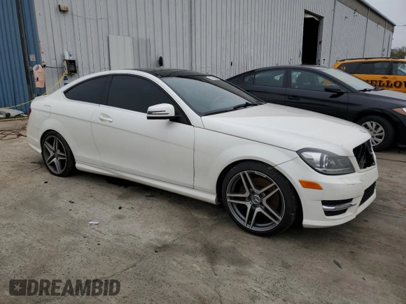 2013 Mercedes-Benz C 350 с VIN WDDGJ5HB4DG028644, выставлен на аукционе Copart как лот 52896985 с пробегом Не указан миль и Чистый • Clean title. История ставок и продаж доступна на DreamBid. Изображение 4.