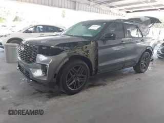 2025 Ford Explorer ST z VIN 1FMWK8GC1SGB17160, wystawiony jako IAAI lot #42226941 z przebiegiem 7 462 mil mil oraz . Historia ofert i sprzedaży dostępna na DreamBid. Obrazek 19.