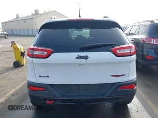 2018 Jeep Cherokee Trailhawk z VIN 1C4PJMBX8JD525945, wystawiony jako IAAI lot #41008604 z przebiegiem 111 086 mil mil oraz . Historia ofert i sprzedaży dostępna na DreamBid. Obrazek 17.