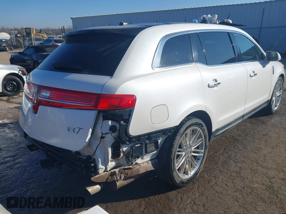 2014 Lincoln MKT EcoBoost z VIN 2LMHJ5AT9EBL52165, wystawiony jako IAAI lot #41246424 z przebiegiem 154 332 mil mil oraz . Historia ofert i sprzedaży dostępna na DreamBid. Obrazek 4.
