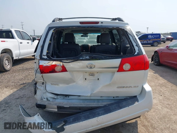 2010 Toyota Sienna XLE z VIN 5TDYK4CC2AS325645, wystawiony jako IAAI lot #42145624 z przebiegiem 202 868 mil mil oraz . Historia ofert i sprzedaży dostępna na DreamBid. Obrazek 17.
