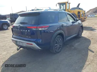 2022 Nissan Pathfinder SL z VIN 5N1DR3CD1NC219638, wystawiony jako IAAI lot #41691060 z przebiegiem 38 365 mil mil oraz . Historia ofert i sprzedaży dostępna na DreamBid. Obrazek 4.