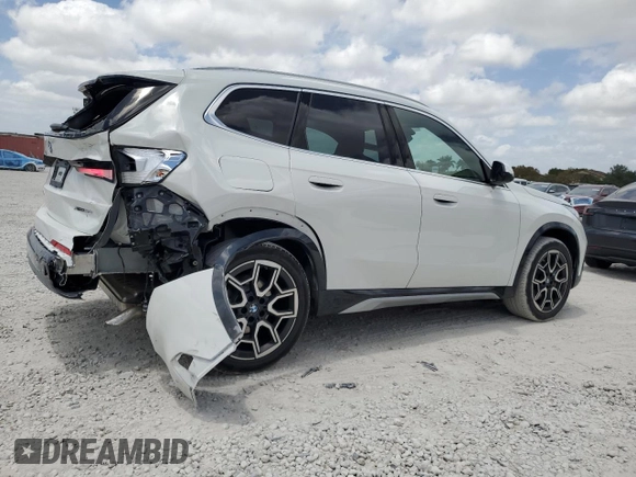 2025 BMW X1 xDrive28i z VIN WBX73EF01S5241553, wystawiony jako Copart lot #54432265 z przebiegiem 489 mil mil oraz Szkody całkowita. Historia ofert i sprzedaży dostępna na DreamBid. Obrazek 3.