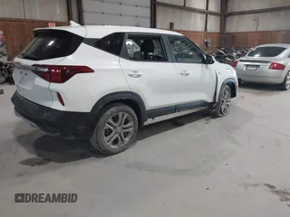 2023 Kia Seltos LX z VIN KNDEPCAAXP7409683, wystawiony jako IAAI lot #42112218 z przebiegiem 39 429 mil mil oraz . Historia ofert i sprzedaży dostępna na DreamBid. Obrazek 4.