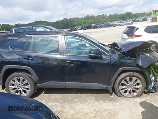 2024 Toyota RAV4 XLE Premium z VIN 2T3C1RFV5RC273009, wystawiony jako IAAI lot #42203695 z przebiegiem 21 641 mil mil oraz . Historia ofert i sprzedaży dostępna na DreamBid. Obrazek 13.