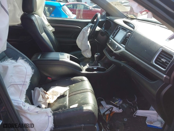 2019 Toyota Highlander SE with VIN 5TDJZRFHXKS606028, listed as a IAAI auction lot 41747582 with 38,689 mi miles. Bid and sale history available at carsss.com. Image 5.