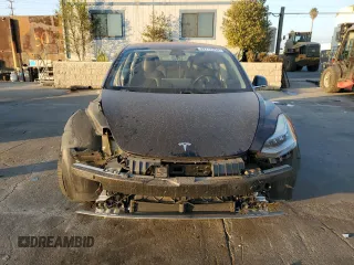 2019 Tesla Model 3 Mid Range z VIN 5YJ3E1EA8KF306096, wystawiony jako Copart lot #82712354 z przebiegiem 170 775 mil mil oraz Szkoda całkowita • Salvage title. Historia ofert i sprzedaży dostępna na DreamBid. Obrazek 5.