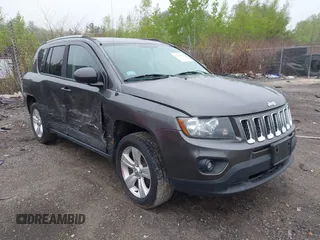 2016 Jeep Compass Sport z VIN 1C4NJDBB1GD632341, wystawiony jako IAAI lot #42043710 z przebiegiem 80 137 mil mil oraz . Historia ofert i sprzedaży dostępna na DreamBid. Obrazek 1.