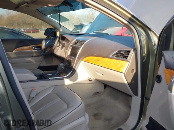 2013 Lincoln MKX z VIN 2LMDJ8JK6DBL06315, wystawiony jako IAAI lot #41737956 z przebiegiem 134 423 mil mil oraz . Historia ofert i sprzedaży dostępna na DreamBid. Obrazek 5.