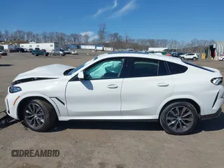 2025 BMW X6 xDrive40i z VIN 5UX33EX01S9Z04573, wystawiony jako IAAI lot #41835481 z przebiegiem 504 mil mil oraz . Historia ofert i sprzedaży dostępna na DreamBid. Obrazek 14.