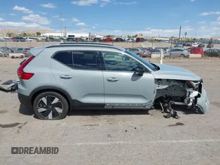 2025 Volvo XC40 Core z VIN YV4ER3HJ8S2503399, wystawiony jako IAAI lot #42220871 z przebiegiem 3339 mil mil oraz . Historia ofert i sprzedaży dostępna na DreamBid. Obrazek 14.