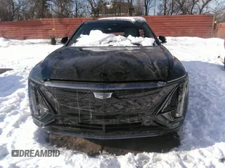 2024 Cadillac LYRIQ z VIN 1GYKPVRL8RZ128147, wystawiony jako IAAI lot #41273392 z przebiegiem 1 927 mil mil oraz . Historia ofert i sprzedaży dostępna na DreamBid. Obrazek 12.
