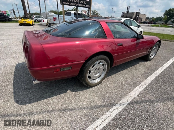 1993 Chevrolet Corvette z VIN 1G1YY23PXP5104890, wystawiony jako Copart lot #82262124 z przebiegiem 82 698 mil mil oraz Czysty tytuł • Clean title. Historia ofert i sprzedaży dostępna na DreamBid. Obrazek 4.