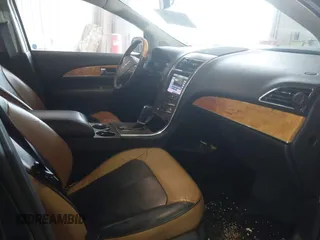 2013 Lincoln MKX z VIN 2LMDJ8JK0DBL27516, wystawiony jako IAAI lot #41468582 z przebiegiem 107 871 mil mil oraz . Historia ofert i sprzedaży dostępna na DreamBid. Obrazek 5.