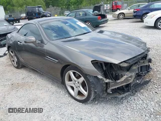2015 Mercedes-Benz SLK 250 z VIN WDDPK4HA5FF110938, wystawiony jako IAAI lot #42098160 z przebiegiem 46 779 mil mil oraz . Historia ofert i sprzedaży dostępna na DreamBid. Obrazek 1.