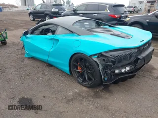 2023 McLaren Artura z VIN SBM16AEA2PW001787, wystawiony jako IAAI lot #41842771 z przebiegiem 2352 mil mil oraz . Historia ofert i sprzedaży dostępna na DreamBid. Obrazek 3.