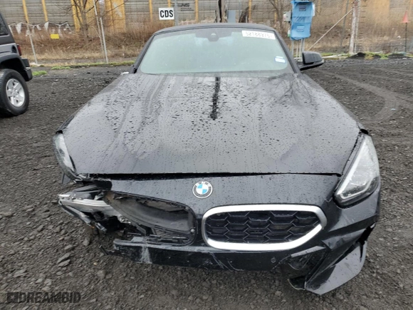 2025 BMW Z4 sDrive30i with VIN WBAHF3C06SWY43759, listed as a Copart auction lot 52188975 with 1,638 mi miles and Salvage Title. Bid and sale history available at carsss.com. Image 5.