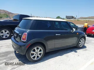 2008 MINI Hardtop z VIN WMWMF33528TT64971, wystawiony jako IAAI lot #42374839 z przebiegiem 119 385 mil mil oraz . Historia ofert i sprzedaży dostępna na DreamBid. Obrazek 14.