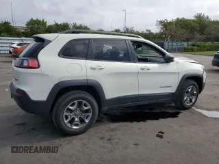 2019 Jeep Cherokee Trailhawk z VIN 1C4PJMBX2KD152628, wystawiony jako Copart lot #51650595 z przebiegiem 67 660 mil mil oraz Nie do naprawy. Historia ofert i sprzedaży dostępna na DreamBid. Obrazek 3.