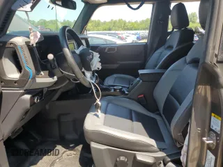 2023 Ford Bronco с VIN 1FMEE5DH2PLB21489, выставлен на аукционе Copart как лот 60690365 с пробегом 14 326 миль миль и Списание • Salvage title. История ставок и продаж доступна на DreamBid. Изображение 7.