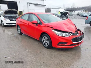 2017 Chevrolet Cruze LS z VIN 1G1BC5SM0H7219176, wystawiony jako IAAI lot #40973192 z przebiegiem 172 534 mil mil oraz . Historia ofert i sprzedaży dostępna na DreamBid. Obrazek 1.