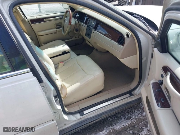 2007 Lincoln Town Car Signature Limited with VIN 1LNHM82V97Y609447, listed as a IAAI auction lot 41689357 with 68,134 mi miles. Bid and sale history available at carsss.com. Image 5.