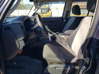 2010 Jeep Commander Sport z VIN 1J4RG4GT8AC139104, wystawiony jako Copart lot #84720134 z przebiegiem 167 646 mil mil oraz Szkoda całkowita • Salvage title. Historia ofert i sprzedaży dostępna na DreamBid. Obrazek 7.