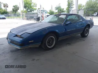 1986 Pontiac Firebird z VIN 1G2FS87S0GL252984, wystawiony jako IAAI lot #42342555 z przebiegiem 553 011 mil mil oraz . Historia ofert i sprzedaży dostępna na DreamBid. Obrazek 2.