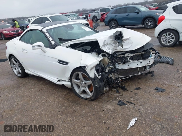 2016 Mercedes-Benz SLK 300 z VIN WDDPK3JA4GF123735, wystawiony jako IAAI lot #41559315 z przebiegiem Nie podano mil oraz . Historia ofert i sprzedaży dostępna na DreamBid. Obrazek 1.