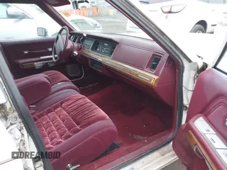 1991 Mercury Grand Marquis z VIN 2MECM75F2MX678620, wystawiony jako IAAI lot #41545796 z przebiegiem 52 567 mil mil oraz . Historia ofert i sprzedaży dostępna na DreamBid. Obrazek 5.