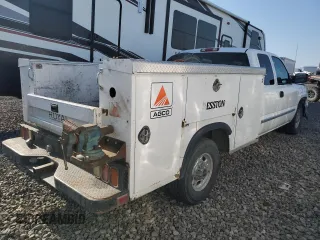 2000 GMC Sierra 2500 SLE z VIN 1GTGC29UXYE185051, wystawiony jako Copart lot #69256164 z przebiegiem 217 834 mil mil oraz Szkody całkowita. Historia ofert i sprzedaży dostępna na DreamBid. Obrazek 3.